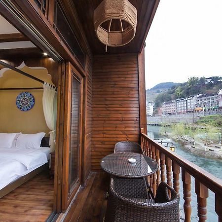 Flower Time Inn Fenghuang Eksteriør billede